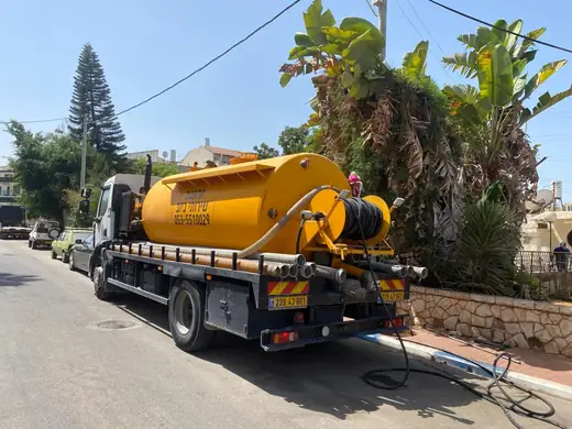 הביובית של יוחננוב שירותי ביוב בעבודה