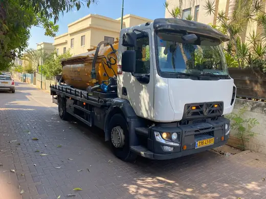 הביובית של יוחננוב שירותי ביוב בעבודה