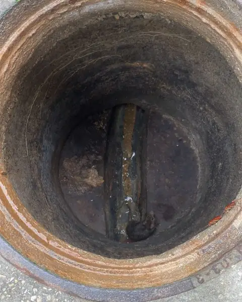 פתיחת סתימה ביוב עקב מגבונים בבניין משותף בנתניה