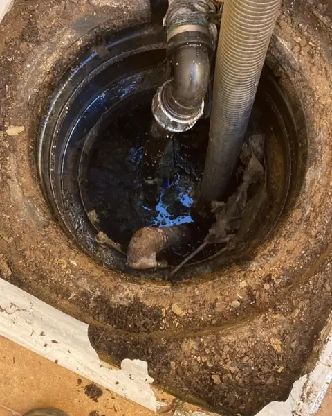 שאיבת בור משאבות והחלפת משאבה 2 צול במרתף בית פרטי בנתניה