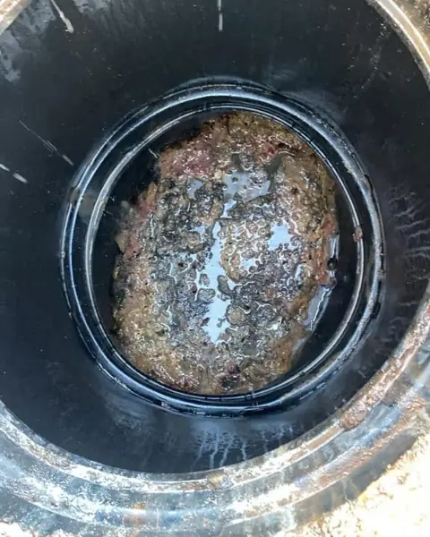 שאיבת בור שומנים במרכז מסחרי בנתניה