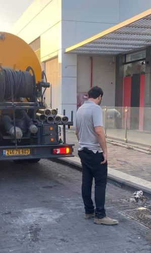 שאיבת בור שומנים במרכז מסחרי בנתניה